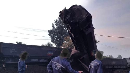 Un deputat USR acuză o tentativă de muşamalizare a unui accident de muncă la CE Oltenia / Locomotiva unui tren cu 16 vagoane, pline cu cărbune, a rămas fără frâne, iar mai multe vagoane au deraiat