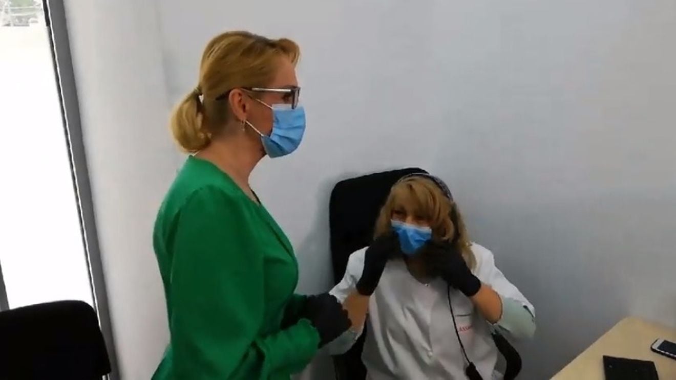 VIDEO Gabriela Firea a făcut live pe Facebook dintr-o cameră cu dimensiuni reduse împreună cu alte cinci persoane, la mai puțin de un metru distanță de ele