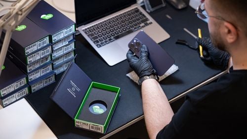 Cum ajunge un telefon recondiționat pe Flip.ro?