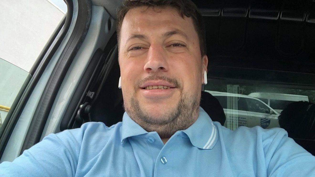 ERATĂ: Imaginile în care Liviu Alexa, șeful PSD Cluj, Liviu Alexa, apare discutând în limbaj suburban sunt dinainte de intrarea în politică și reprezintă o ironie la adresa inaugurării unui club de noapte
