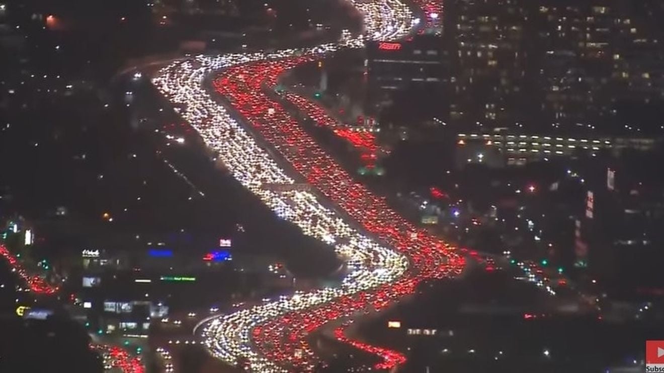 VIDEO Trump critică presa pentru că l-ar fi considerat responsabil de traficul îngreunat de Ziua Recunoştinţei: Nu ai cum să câştigi cu ei. Pentru că am micşorat preţul benzinei, mai multe persoane conduc