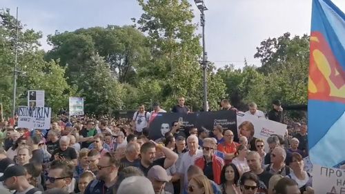 VIDEO Serbia: Zeci de mii de oameni au manifestat din nou la Belgrad împotriva violenței, în urma celor două atacuri armate de la începutul lunii mai, unul comis chiar într-o școală de elită, de un elev de 14 ani care și-a împușcat colegii