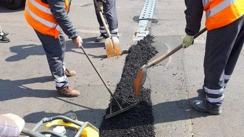 Rosturile de la Podul Grant, asfaltate de muncitori. Primăria susține că e o lucrare provizorie, experții avertizează că vor apărea fisuri și crăpături