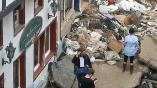 Reportera RTL surprinsă că s-a murdărit cu noroi pe față, înainte de o transmisiune live de la inundații, și-a cerut scuze