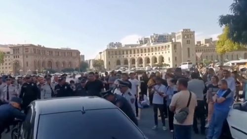 Mii de manifestanți s-au adunat în fața sediului guvernului armean, după cedarea umilitoare în fața Azerbaidjanului