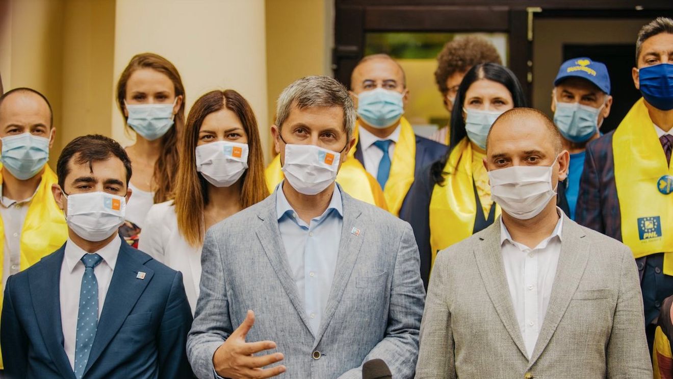 Barna: ”Suntem singurii (...) fără ghiulele atârnate de trecut, fără dulapuri întregi cu schelete” / Avertisment pentru ”prieteni și oponenți”: ”Nu vă jucaţi cu USR PLUS, suntem aici să rămânem”