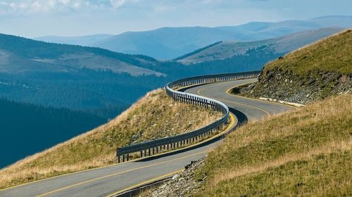 Drumul către pârtia Transalpina a intrat în reabilitare / Traficul e îngreunat în zonele în care se lucrează
