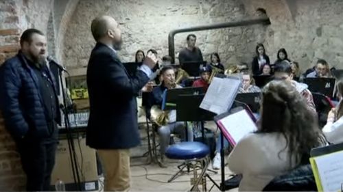 VIDEO Alba Iulia: Un profesor de muzică a reuşit să creeze o fanfară urbană, obținând și o finanțare de la administrația locală / Fanfara urbană, care a primit numele de Alba Iulia Bass and Drums, va deveni orchestra reprezentativă a oraşului