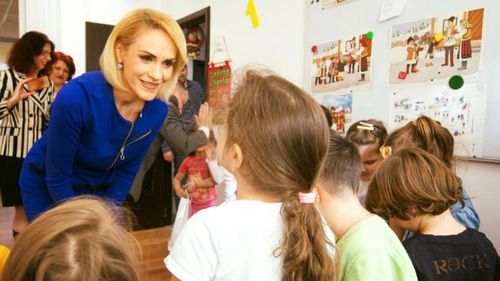Elevii din București îi cer Gabrielei Firea să renunțe de urgență la tăierea bugetului pentru educație