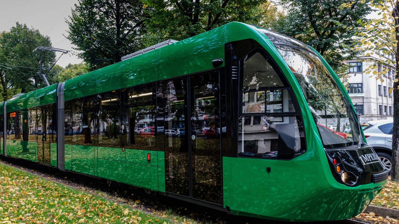 Peste 27 de milioane de litri de apă economisită în Arad, într-un an / S-a renunțat la gazon, în favoarea înierbării naturale a liniilor de tramvai