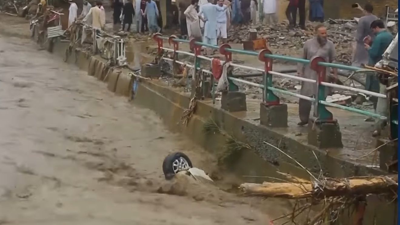 Peste 300 de persoane au murit în Pakistan în urma ploilor torențiale și inundațiilor