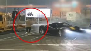 Digi24: Drifturi periculoase cu bolizi de lux în parcarea unui mall din Capitală. Șoferul unui Ferrari, la un pas de a acroșa un spectator