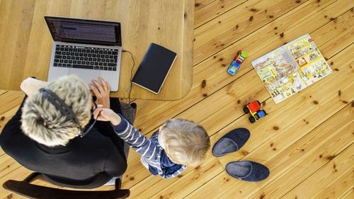 Părinții nervoși și epuizați, împărțiți între homeoffice și #parentinginlockdown: M-am prăbușit plângând pe podeaua din bucătărie – reportaj Deutsche Welle