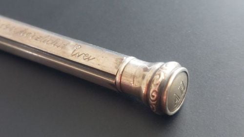 FOTO Un creion placat cu argint care i-ar fi aparţinut lui Hitler a fost vândut la licitaţie pentru doar a zecea parte din suma estimată/ Liderul European Jewish Association a cerut oprirea licitației din motive morale