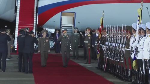 VIDEO Serghei Şoigu, primit cu covorul roşu la Phenian. Presa nord-coreeană: „O atmosferă de bun venit călduroasă”