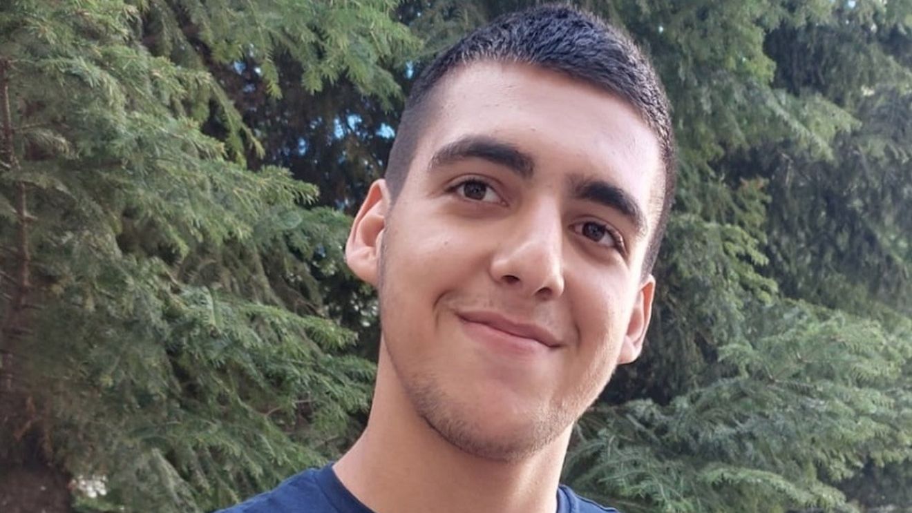 Un tânăr provenit dintr-o familie cu 9 fraţi, crescut toată viaţa în sistemul de protecţie socială, admis al patrulea la Academia de Poliţie / Visul lui era să devină polițist