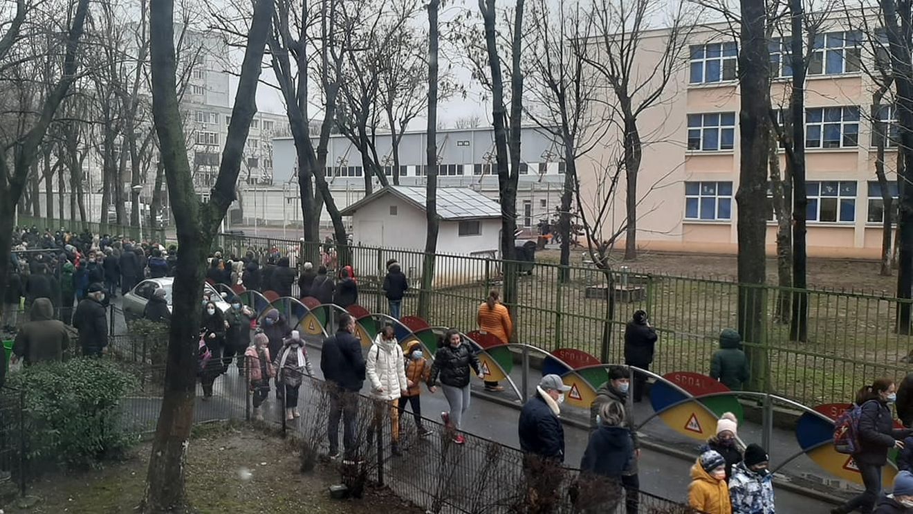 Sorin Cîmpeanu, după prima zi de școală: În cele mai multe școli regulile s-au respectat mai mult decât m-aș fi așteptat / Una peste alta, lucrurile s-au derulat bine