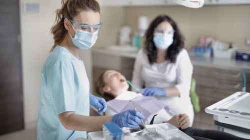 Doar 6 cabinete medicale în şcolile din mediul rural şi 10 stomatologice în tot judeţul Buzău / Se asigură asistenţa medicală pentru 55% din numărul de școlari