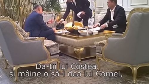 VIDEO Clipul în care Igor Dodon primește de la Vlad Plahotniuc o sacoșă în care s-ar afla bani, filmat din al doilea unghi. Majoritatea parlamentară pro-rusă se clatină