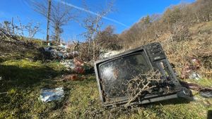 FOTO Turnul Sfatului: Unele dintre cele mai frumoase zone turistice ale Sibiului zac îngropate sub gunoaie. ”Ce vedeți este doar vârful aisbergului, situația este mult mai gravă”