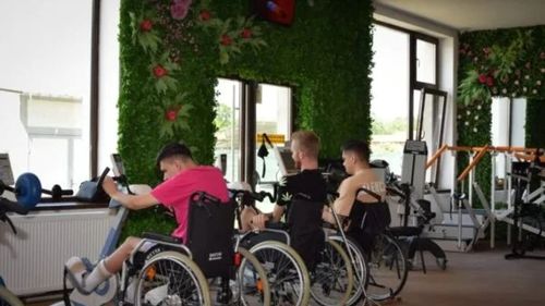 Din nou pe picioare după un accident vascular cerebral, cu recuperare medicală intensivă realizată în România, ca în Occident