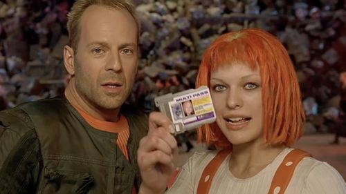 VIDEO ”Multi pass-ul” folosit de Milla Jovovich în filmul ”The Fifth Element”, vândut la licitație cu aproape 200 de mii de lire sterline / Un blaster EE-3, folosit în ”Star Wars”, a costat peste 450 de mii de lire