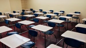Deva: 40 de elevi au adunat peste 2.000 de absenţe în două luni de şcoală / Şase dintre aceşti copii, din clasele I-III, nu au mers deloc la cursuri de la începutul anului şcolar / Primăria Deva anunță că sunt monitorizaţi de Direcţia de Asistenţă Socială