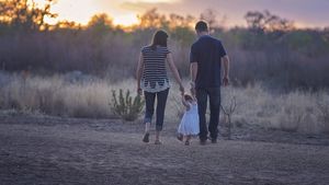 Programul FamilyStart: Creditul de până la 75.000 lei va putea fi folosit pentru nuntă, creșă, spitalizare în cazul nașterii, laptopuri, mașină, taxe de studii, chirie sau achiziție de locuință