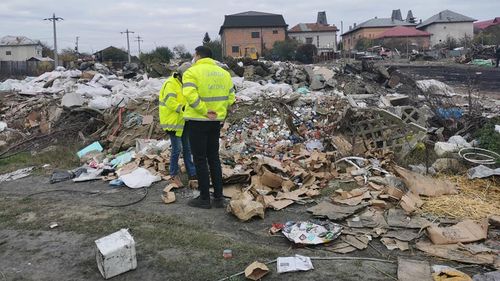 Razie în Sinteşti, unde noaptea funcționează incineratoare ilegale de deșeuri. Zecile de polițiști și comisari de mediu au constatat cinci infracţiuni