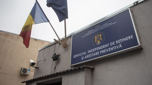 O persoană aflată în arestul Capitalei ar fi încercat să evadeze: cu fiarele de la pat a distrus tencuiala unui perete