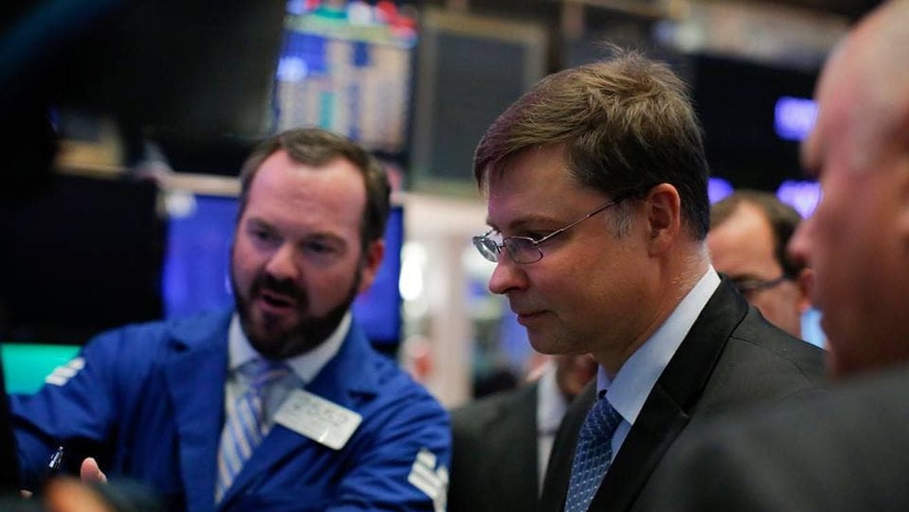 Avertisment oficial de la doi comisari europeni către ministrul Teodorovici: Taxa pe bănci din România e substanțial mai mare decât în alte țări UE/ Fondurile de pensii ar putea pleca din țară/ Faceți investiții și reforme structurale