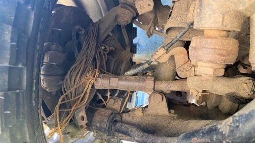 FOTOGALERIE Cum vor să-i păcălească șoferii pe inspectorii RAR: praguri mâncate de rugină "reparate" cu spumă şi carton, butuci în loc de arcuri, sisteme ale direcţiei legate cu funie şi sârmă, rigips în loc de tablă