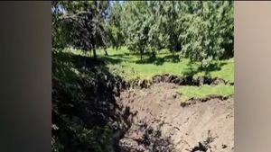 Fosta mină de sare din satul maramureșean Coştiui continuă să fie un pericol şi e monitorizată constant de autorităţi / O casă a fost afectată de o alunecare de teren în 2025