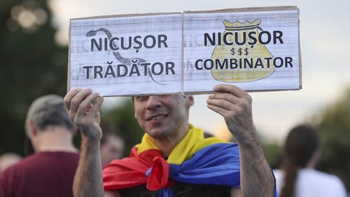 FOTO VIDEO Protest în Piața Victoriei. Oamenii au scandat ”Nicușor trădător” și ”PSD, ciuma roșie!”