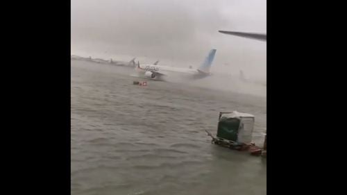 VIDEO Aeroportul Internaţional din Dubai a deviat zborurile din cauza unei furtuni care a transformat pistele într-un adevărat lac