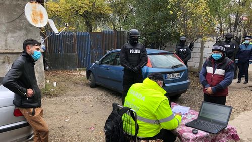 VIDEO Garda de Mediu, percheziții într-un sat din Dâmbovița la localnici acuzați că ard ilegal deșeuri