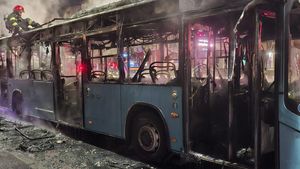 UPDATE VIDEO Un autobuz Otokar a luat foc în Capitală, la intersecția Calea Văcărești cu Mihai Bravu (galerie foto)