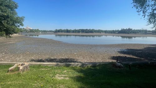 GALERIE FOTO | Golirea Lacului Herăstrău pentru consolidarea malurilor: cum arată acum lacul după retragerea apei din cel mai cunoscut parc al Capitalei. Un fir al râului Colentina va fi păstrat pentru protejarea faunei