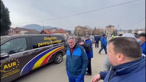 VIDEO Deputatul AUR de Alba, alungat de muncitorii de la Cugir care protestează de patru zile