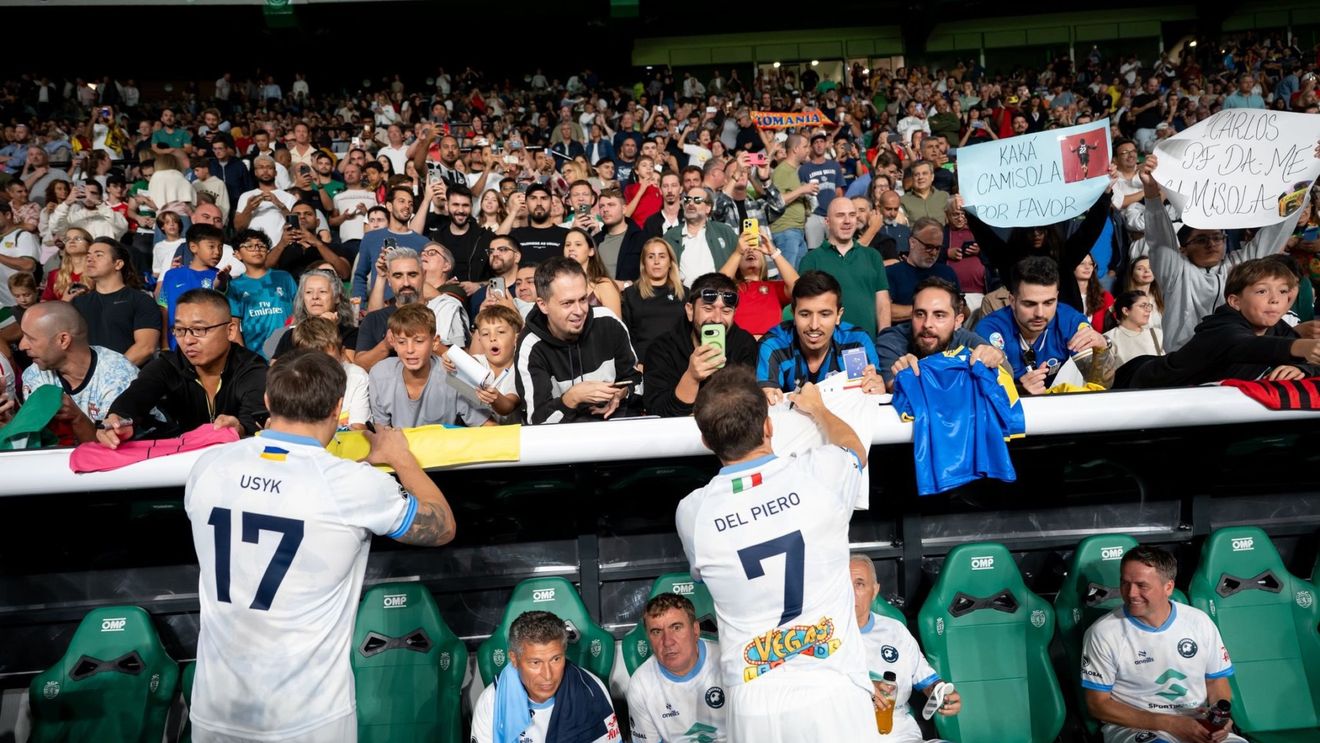 Luis Figo îl învinge pe Gheorghe Hagi. Legendele Portugaliei au câștigat, scor 4-1, în fața Legendelor Lumii într-un meci caritabil / Oleksandr Usyk, și el prezent pe teren în această partidă