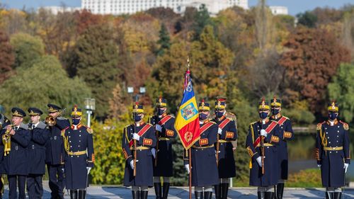 Ziua Armatei: Preşedintele Iohannis şi premierul Ciucă, la Mormântul Ostaşului Necunoscut din Parcul Carol I/ Programul complet al manifestărilor organizate în mai multe orașe din țară