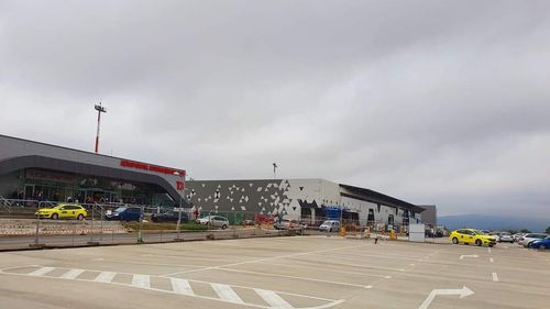 Turişti, unii dintre ei cu copii, blocaţi pe Aeroportul din Iaşi de peste 24 de ore. Ei urmează să ajungă la Sharm El Sheikh, dar zborul către staţiunea egipteană a fost amânat
