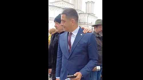 VIDEO George Simion cu Gigi Becali la pelerinaj la moaștele Sfântului Dimitrie cel nou. Cum îl ține Becali pe după umeri pe candidatul la prezidențiale