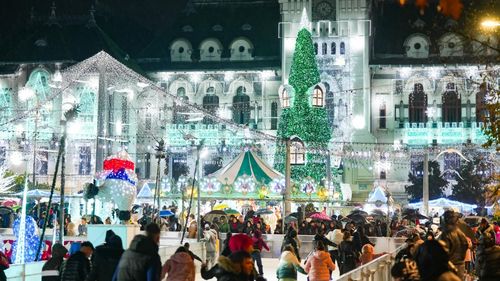 FOTO A fost deschis Târgul de Crăciun de la Craiova, cu prima roată hi-tech panoramică din România