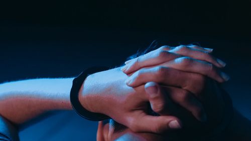 Bărbat din Vrancea reţinut după ce ar fi violat în mod repetat o fată de 12 ani/ Ulterior, el ar fi întreţinut relaţii sexuale consimţite cu victima, inclusiv oferindu-i bani