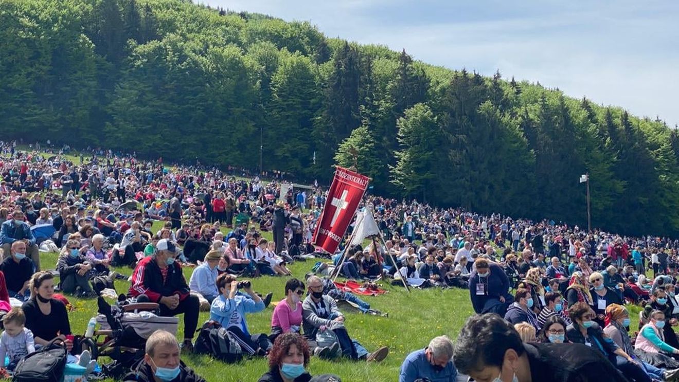 VIDEO Mii de pelerini, așteptați la sanctuarul marian de la Șumuleu Ciuc, pentru procesiunea de Rusaliile catolice