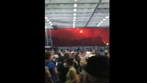 VIDEO Imagini impresionante cu sute de greci evacuați pe mare care își privesc casele arzând