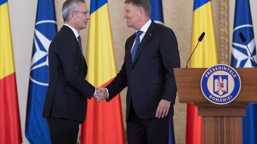 VIDEO Klaus Iohannis, după întâlnirea cu Stoltenberg: E nevoie de planuri foarte concrete ca în cazul unui atac să se știe foarte exact cine și ce trupe trimite, nu putem lăsa astfel de decizii pentru ultimul moment / E nevoie de echipamente militare pre-poziționate pe flancul estic al NATO