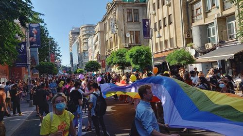 VIDEO Peste 7.000 de persoane au participat la marșul Bucharest Pride pe Calea Victoriei din București / Jandarmeria a amendat organizatorii cu 7.000 de lei pentru depășirea numărului de 500 de participanți