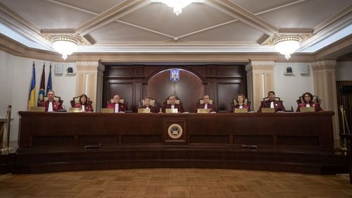 Bolojan spune că bonusurile de 35.000 de euro aprobate de CCR pentru judecătorii care-și încheie mandatul vor putea fi încasate dacă instituția are bani: În contextul actual mi se pare imoral. Cred că s-ar putea încadra în bugetul pe care-l au